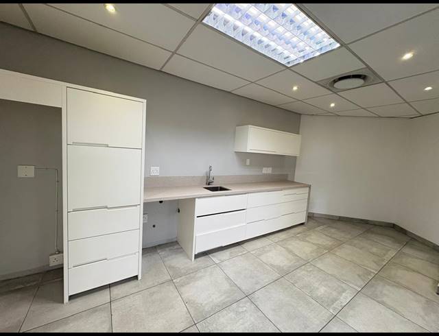 1,390M² OFFICE FOR SALE IN WITKOPPEN